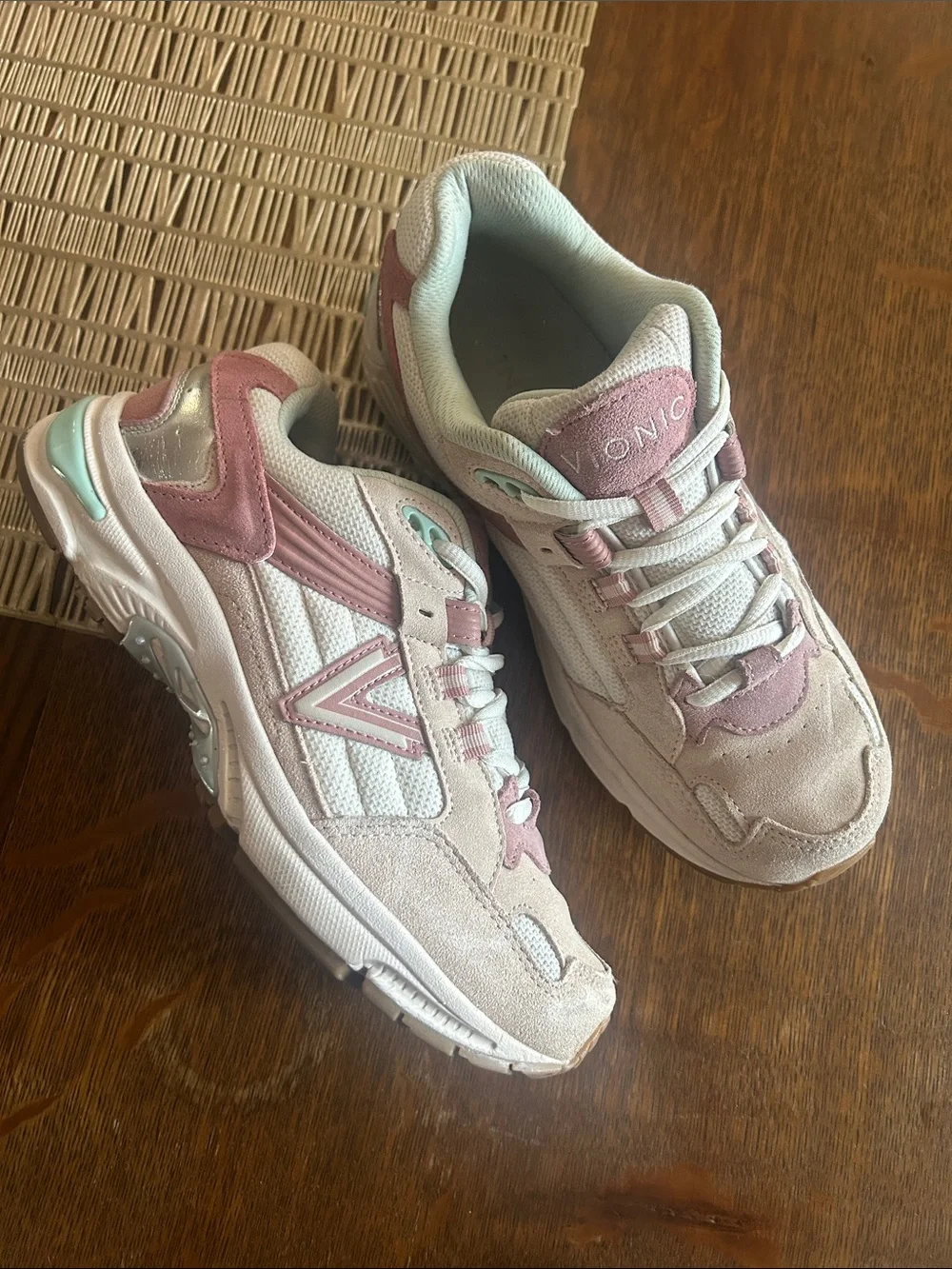 Vionic Women’s 7.5 W Wide Width Blush Pink Sneakers Lace up Comfortable Walking